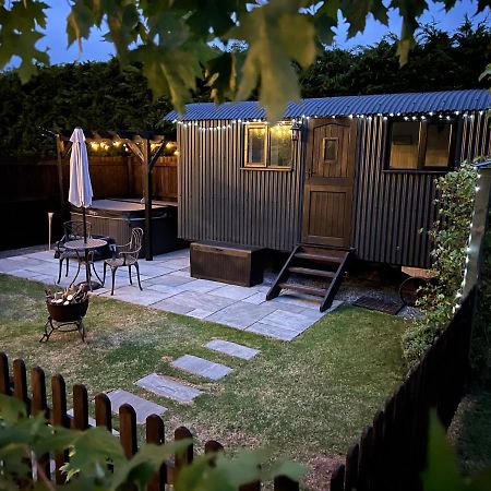 Shepherds Hut With Hot Tub Wells Exterior foto