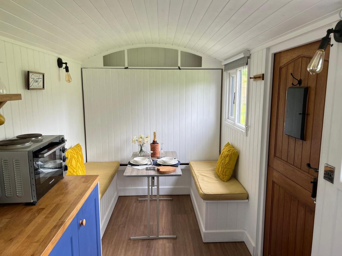 Shepherds Hut With Hot Tub Wells Exterior foto