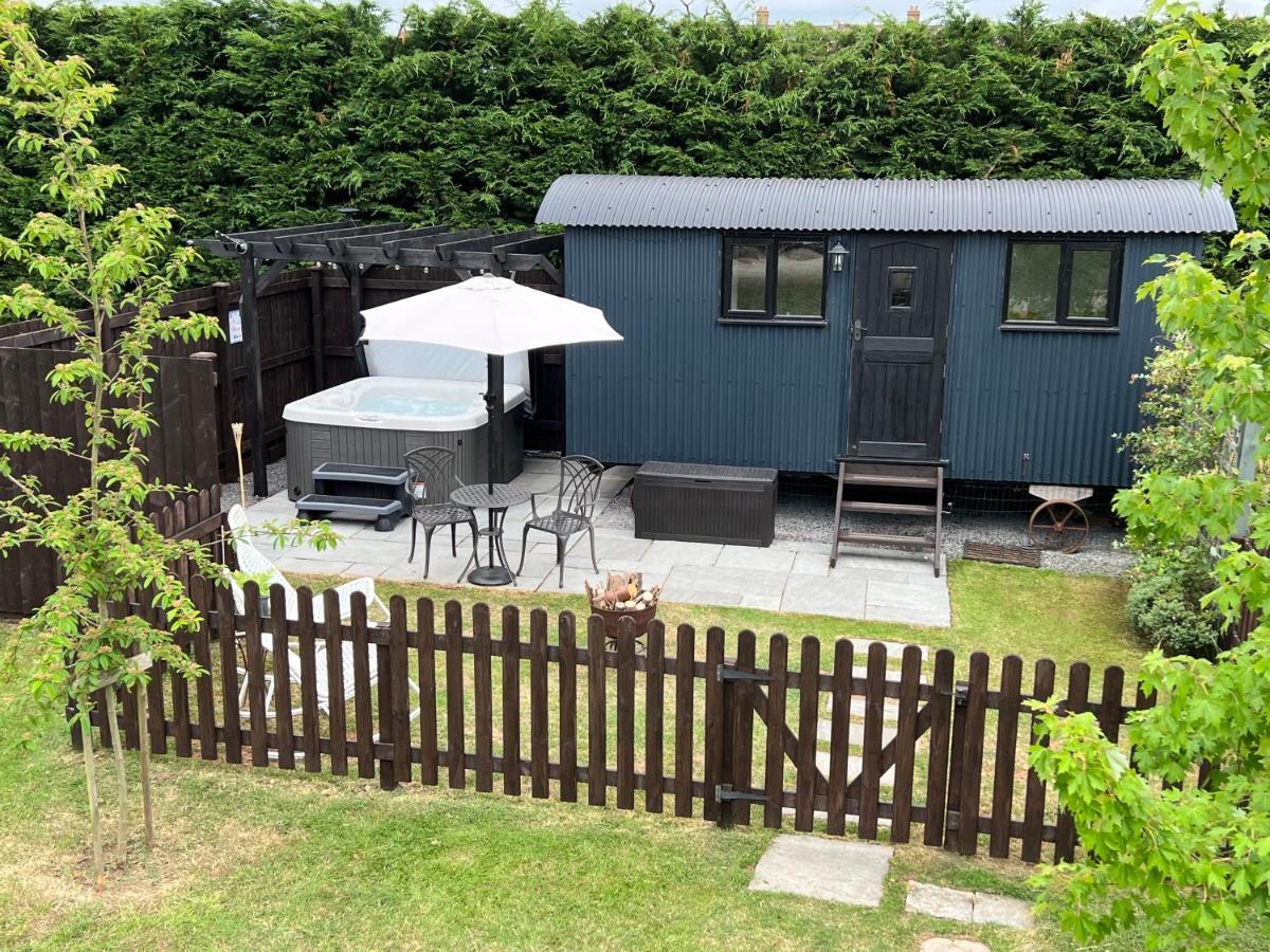 Shepherds Hut With Hot Tub Wells Exterior foto