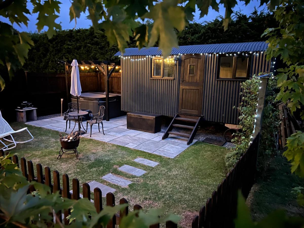 Shepherds Hut With Hot Tub Wells Exterior foto