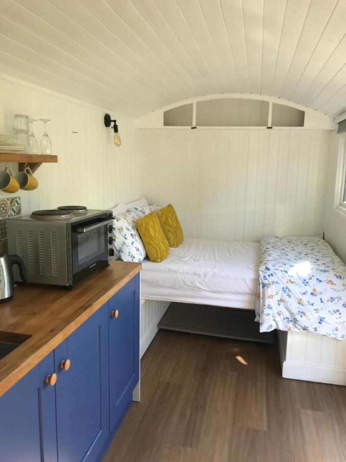 Shepherds Hut With Hot Tub Wells Exterior foto