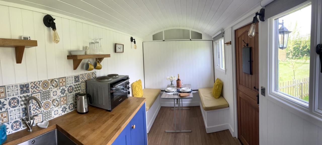 Shepherds Hut With Hot Tub Wells Exterior foto